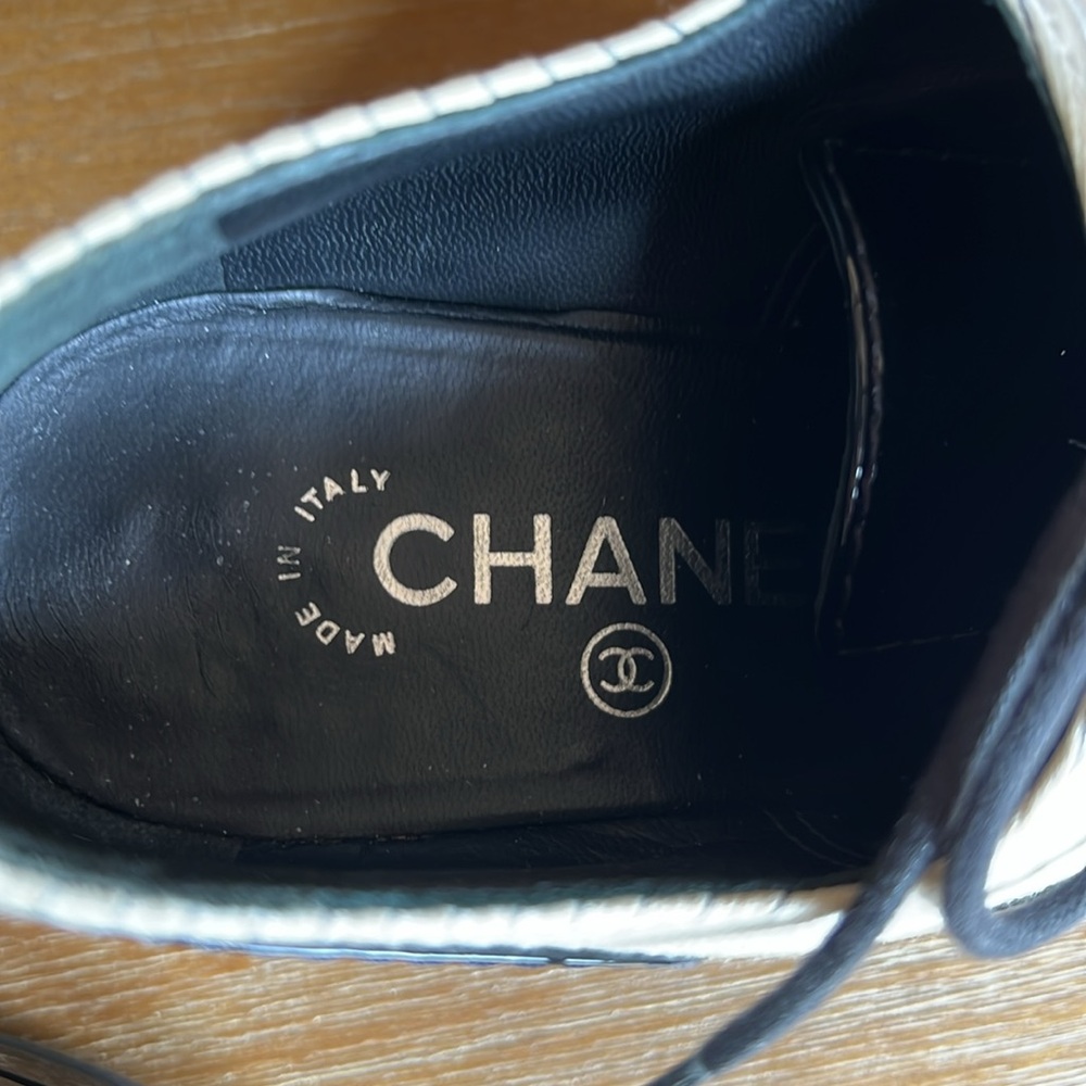 CHANEL Black and White Oxfords with Glossy Finish - Picture 5 of 6